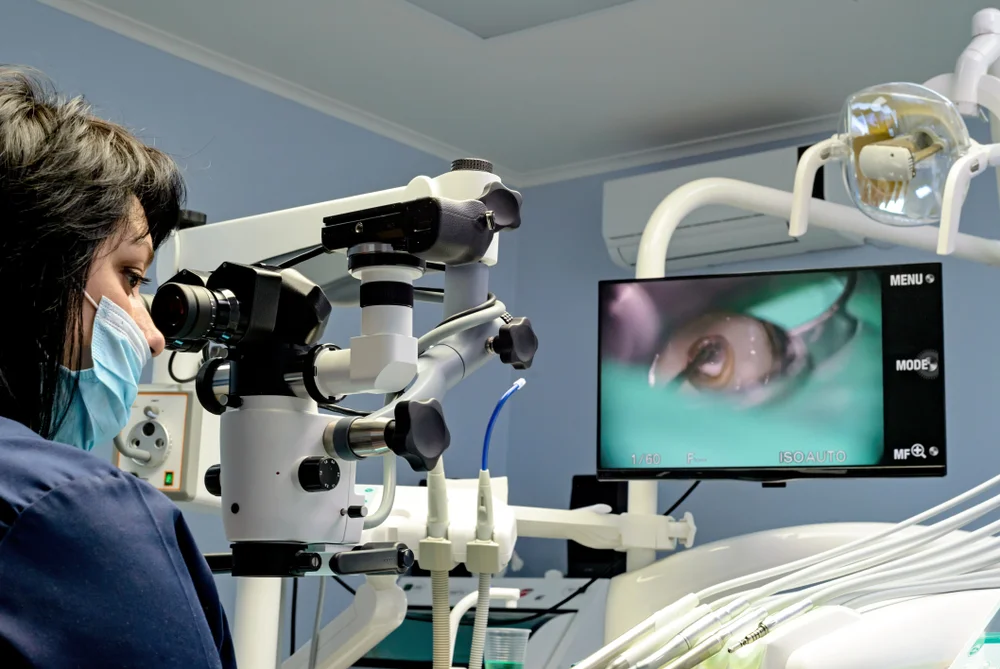 مزايا مجهر الاسنان لعلاج جذور الاسنان في عيادة ليفناتين لطب الاسنان