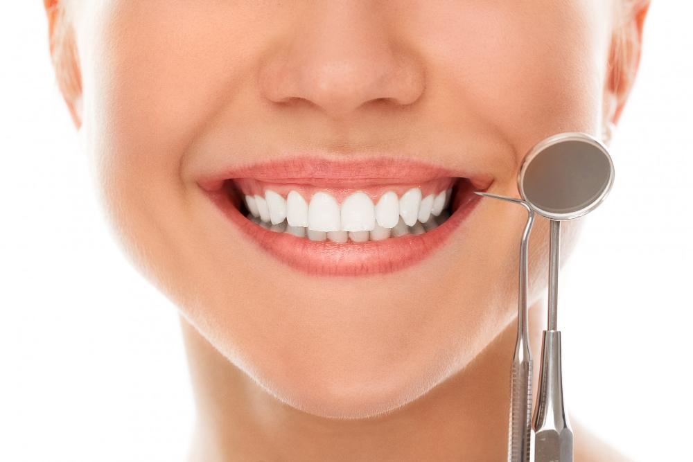 العادات التي يمكن أن يكون لها تأثير ضار على صحة الفم